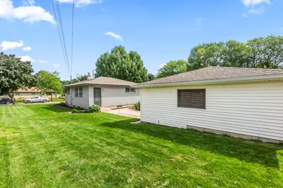 7306 W River Bend Dr, Milwaukee, WI 53219 - Photo 25