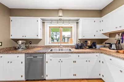 7115 N Seneca Ave, Glendale, WI 53217 - Photo 11