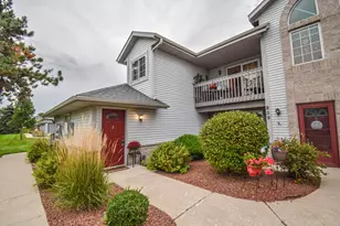 859 Quinlan Dr, Pewaukee, WI 53072 - Photo 1