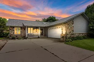 645 W Estate Ct, Elkhorn, WI 53121 - Photo 25