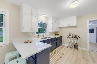 3285 N Knoll Blvd, Wauwatosa, WI 53222 - Photo 9