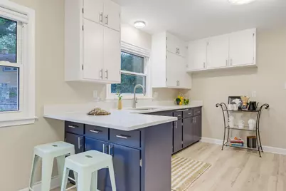 3285 N Knoll Blvd, Wauwatosa, WI 53222 - Photo 11