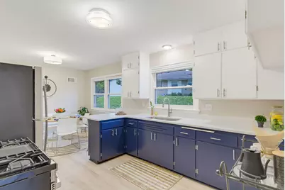 3285 N Knoll Blvd, Wauwatosa, WI 53222 - Photo 13