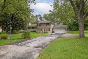 W276N1606 Spring Creek Dr, Pewaukee, WI 53072 - Photo 3