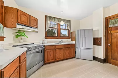 6836 W Wisconsin Ave, Wauwatosa, WI 53213 - Photo 5