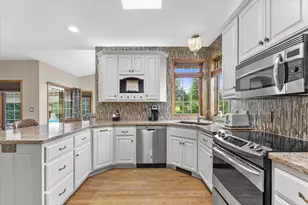 W287N921 Bedouin Ct, Delafield, WI 53188 - Photo 19