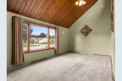 1378  Irving Cir, Manitowoc, WI 54220 - Photo 7