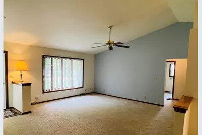 8815 S Castle Ct, Franklin, WI 53132 - Photo 7