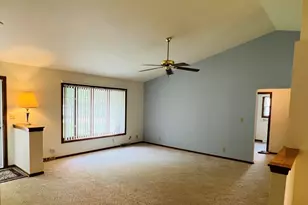 8815 S Castle Ct, Franklin, WI 53132 - Photo 7