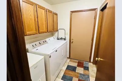 8815 S Castle Ct, Franklin, WI 53132 - Photo 17