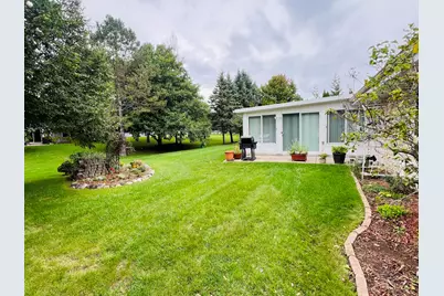 8815 S Castle Ct, Franklin, WI 53132 - Photo 3
