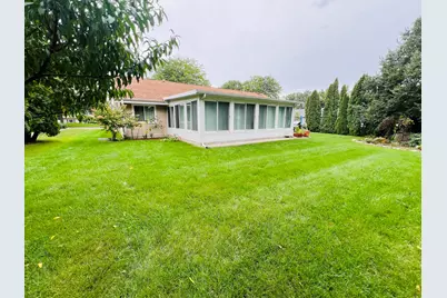 8815 S Castle Ct, Franklin, WI 53132 - Photo 5