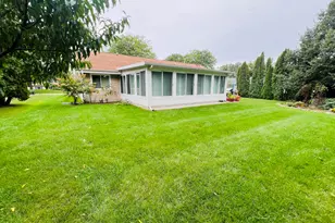 8815 S Castle Ct, Franklin, WI 53132 - Photo 5
