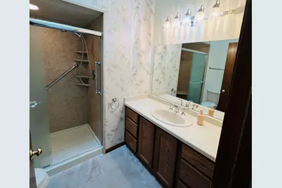 8815 S Castle Ct, Franklin, WI 53132 - Photo 23