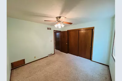 8815 S Castle Ct, Franklin, WI 53132 - Photo 27
