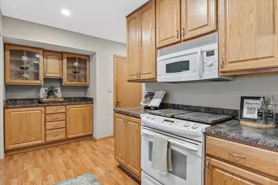 3275 S Thornapple Ln, New Berlin, WI 53146 - Photo 9