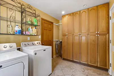 1582  Edgewater Ct, Grafton, WI 53024 - Photo 9