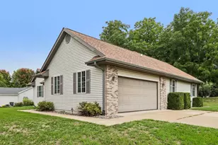 1110 Gruennert Ct, Jefferson, WI 53549 - Photo 3