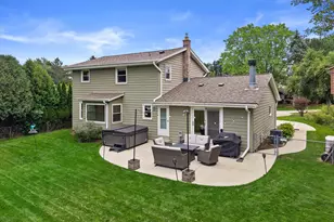1324 W Paradise Ct, Glendale, WI 53209 - Photo 39