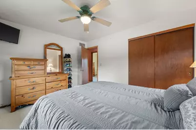 1324 W Paradise Ct, Glendale, WI 53209 - Photo 23