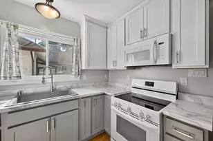 2171 S 79th St, West Allis, WI 53219 - Photo 11