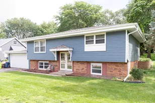 713 Oxford Dr, Hartland, WI 53029 - Photo 3