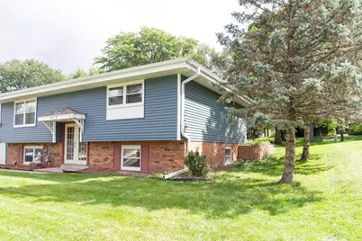 713  Oxford Dr, Hartland, WI 53029 - Photo 5