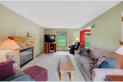 2724  Oakcrest Dr, Waukesha, WI 53188 - Photo 5