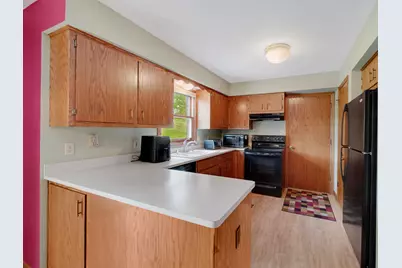 2724  Oakcrest Dr, Waukesha, WI 53188 - Photo 7
