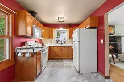 8244 W Acacia St, Milwaukee, WI 53223 - Photo 9