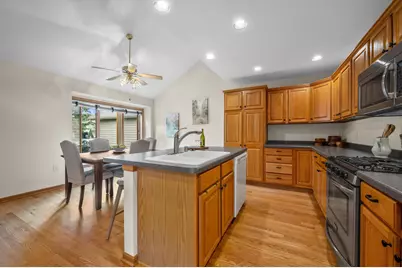 W240N2377  Range Line Ct #B, Pewaukee, WI 53072 - Photo 7