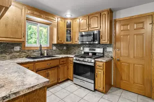 2760 Sunray Ln, Howard, WI 54313 - Photo 9