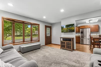 819  Kings Ridge Ct, West Bend, WI 53090 - Photo 5