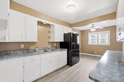 5953 S Phillips St, Greenfield, WI 53221 - Photo 7