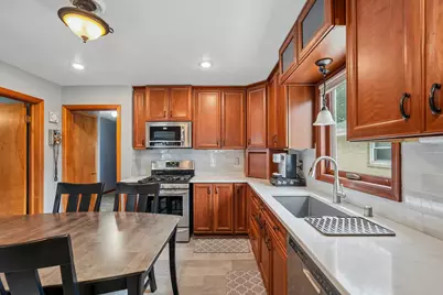 915 S 91st St, West Allis, WI 53214 - Photo 5