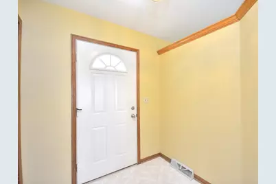 2844  Apache Pass, Waukesha, WI 53188 - Photo 5