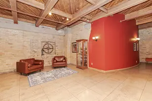 904 E Pearson St, Milwaukee, WI 53202 - Photo 29