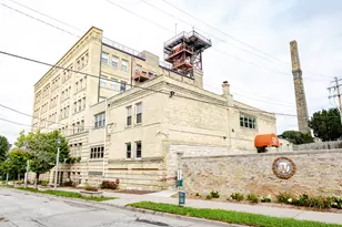 904 E Pearson St, Milwaukee, WI 53202 - Photo 33