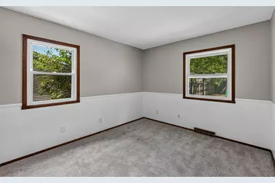 10404 W Darnel Ave, Milwaukee, WI 53224 - Photo 9