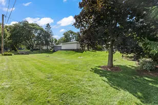 314 Sunset Dr, Pewaukee, WI 53072 - Photo 29