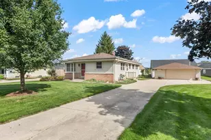 314 Sunset Dr, Pewaukee, WI 53072 - Photo 1