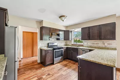 970 E Mackinac Ave, Oak Creek, WI 53154 - Photo 7