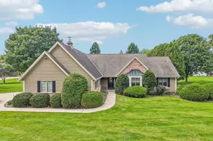 435 Nickelby Ct, Delafield, WI 53018 - Photo 1