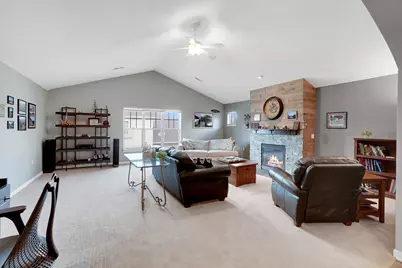 586  Grandview Ct #B, Pewaukee, WI 53072 - Photo 3