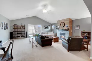 586 Grandview Ct, Pewaukee, WI 53072 - Photo 3