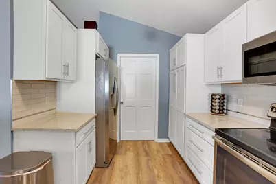 586  Grandview Ct #B, Pewaukee, WI 53072 - Photo 9
