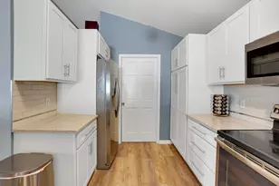 586 Grandview Ct, Pewaukee, WI 53072 - Photo 9