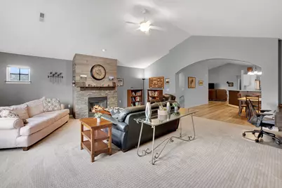 586  Grandview Ct #B, Pewaukee, WI 53072 - Photo 5
