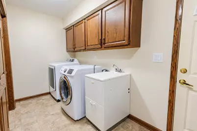 6634  Riverdale Ln, Greendale, WI 53129 - Photo 17