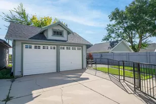 7441 Lincoln Pl, Wauwatosa, WI 53213 - Photo 29